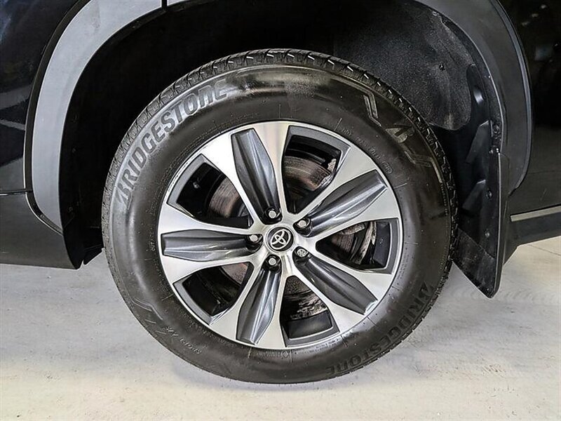 Used 2025 Toyota Highlander XLE AWD/4WD image 14