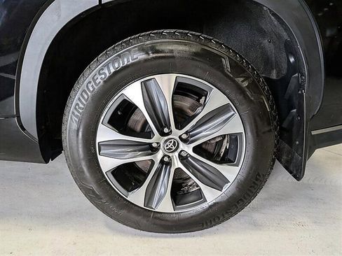 Used 2025 Toyota Highlander XLE AWD/4WD image 14