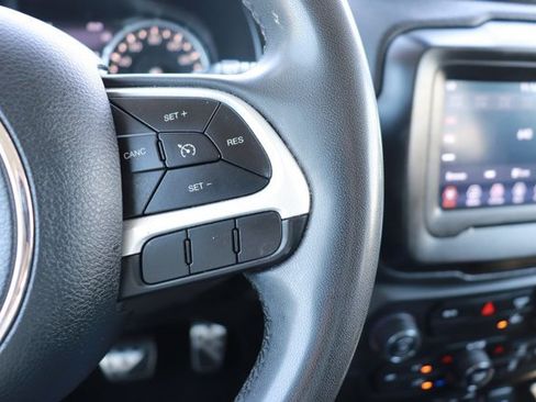 Used 2021 Jeep Renegade Latitude FWD image 19