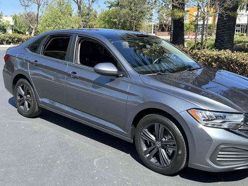 Used 2023 Volkswagen Jetta SE w/ Panoramic Sunroof Package FWD image 23