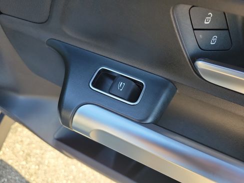 Used 2021 Mercedes-Benz GLB 250 4MATIC w/ Premium Package image 10