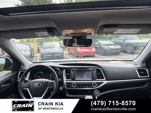 Used 2019 Toyota Highlander SE FWD image 13