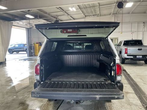 Used 2022 Toyota Tacoma TRD Off-Road AWD/4WD image 24