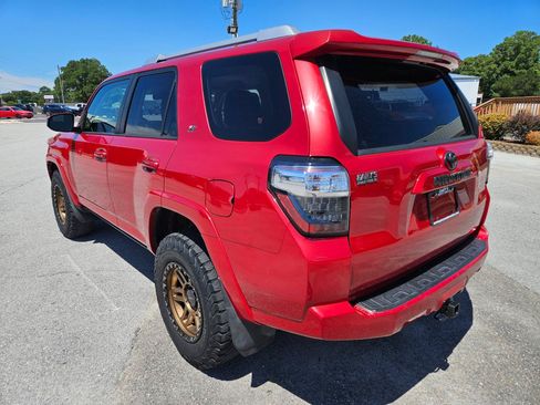 Used 2017 Toyota 4Runner SR5 AWD/4WD image 4