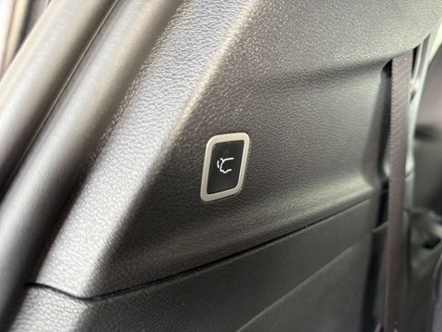 Used 2025 Chrysler Pacifica Limited image 24