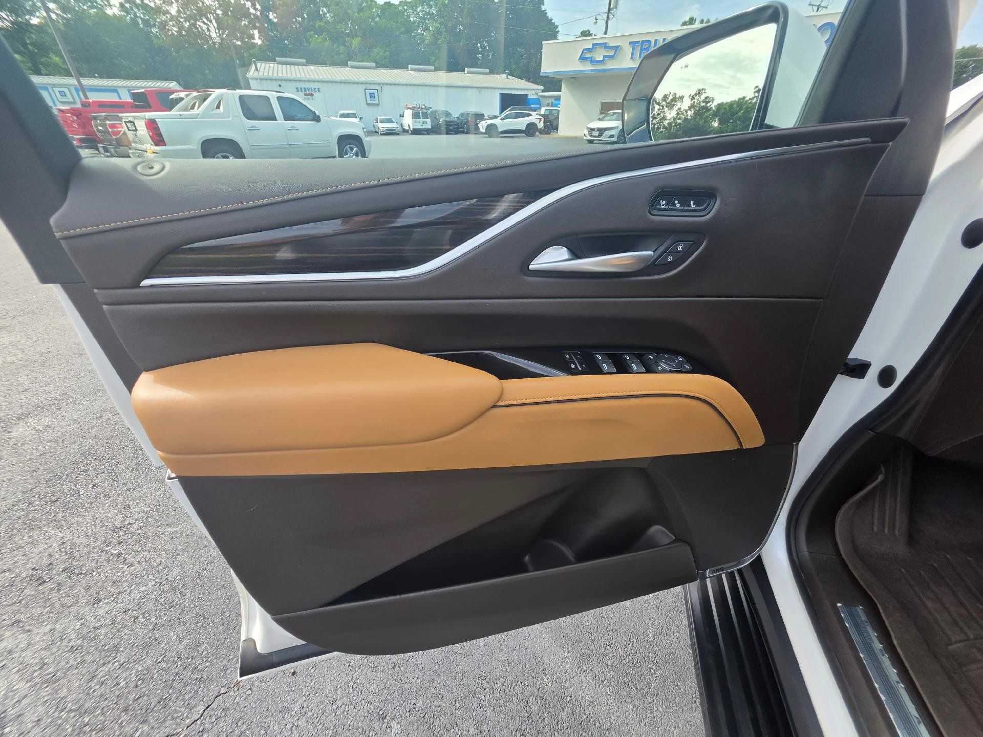 Used 2022 Cadillac Escalade Premium Luxury AWD/4WD image 20