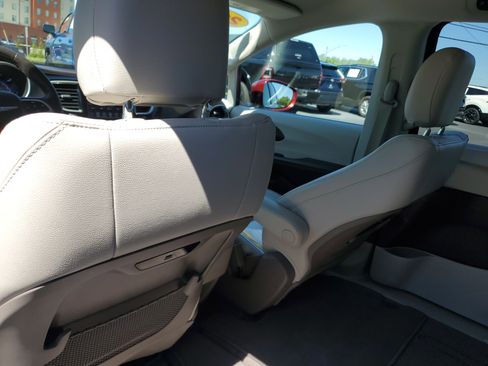 Used 2020 Chrysler Pacifica Touring-L w/ Advanced Safetytec Group FWD image 10
