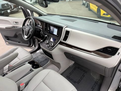 Used 2018 Toyota Sienna XLE w/ XLE Navigation Package image 20