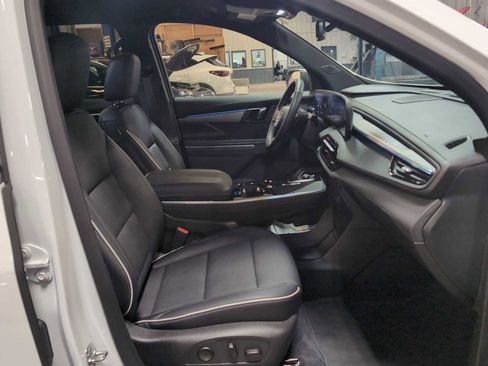 Used 2025 Buick Enclave Preferred image 28