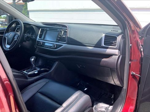Used 2018 Toyota Highlander XLE AWD/4WD image 21