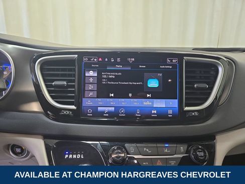 Used 2023 Chrysler Pacifica Touring-L FWD image 17