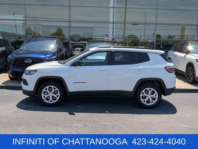 Used 2024 Jeep Compass Latitude AWD/4WD image 2