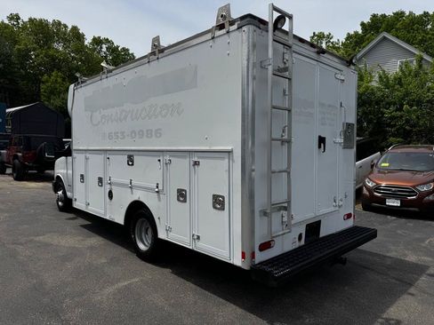 Used 2017 Chevrolet Express 4500 RWD image 4