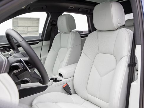 Certified 2025 Porsche Macan image 5