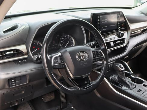 Used 2021 Toyota Highlander XLE AWD/4WD image 20