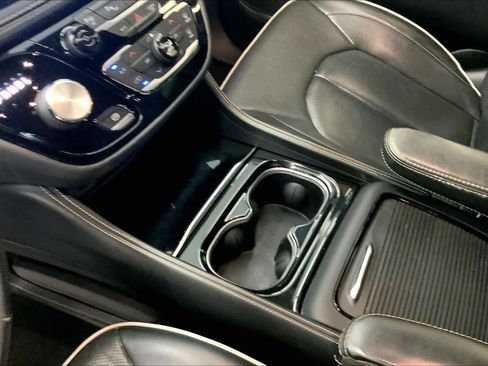 Used 2021 Chrysler Pacifica Limited w/ Uconnect Theater Family Group image 24