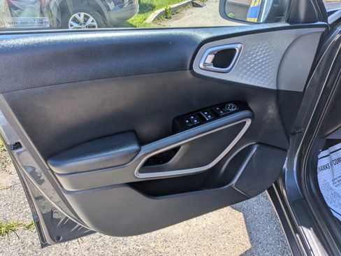Used 2024 Kia Soul LX w/ Option Group 015 FWD image 17