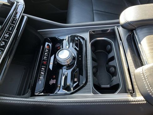 Used 2023 Jeep Wagoneer L Series III w/ Premium Group I image 30