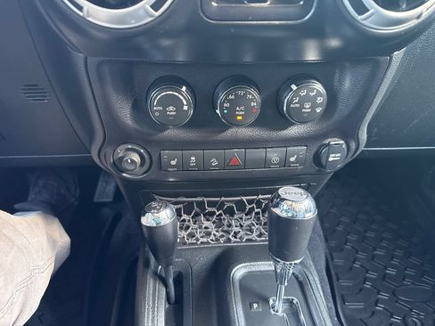 Used 2017 Jeep Wrangler Unlimited Rubicon w/ Connectivity Group AWD/4WD image 29