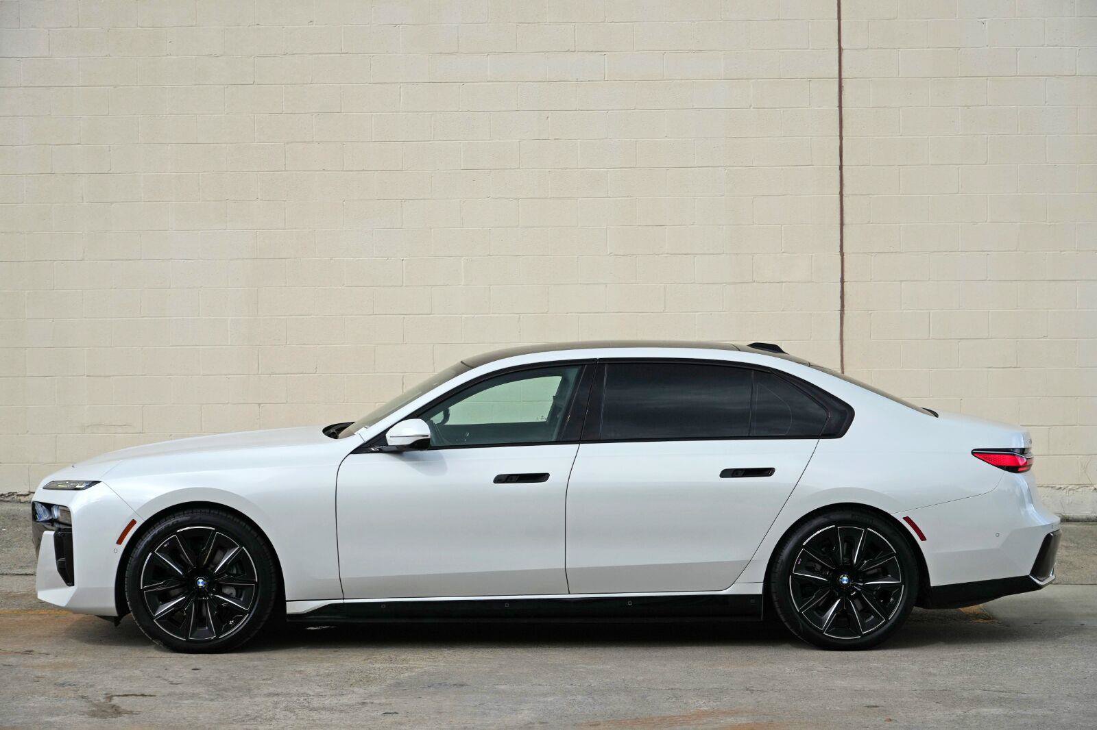 Used 2023 BMW i7 xDrive60 w/ Executive Package 2 AWD/4WD image 58