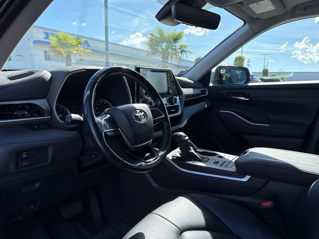 Used 2021 Toyota Highlander XLE AWD/4WD image 10