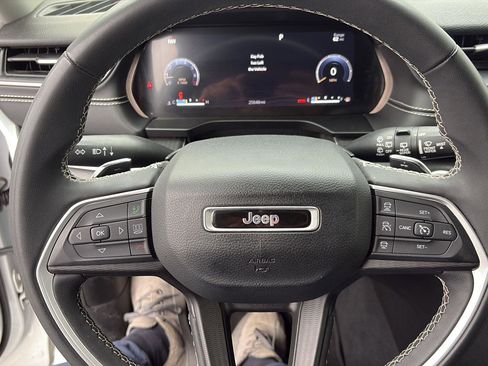 Used 2023 Jeep Grand Cherokee L Laredo image 17