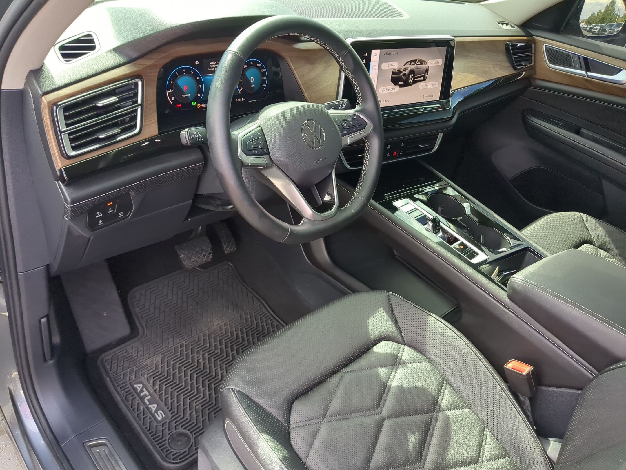 Used 2025 Volkswagen Atlas SE AWD/4WD image 17