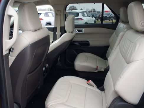 Used 2020 Ford Explorer Platinum w/ Premium Technology Package image 16