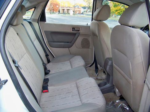 Used 2010 Ford Focus SE FWD image 17