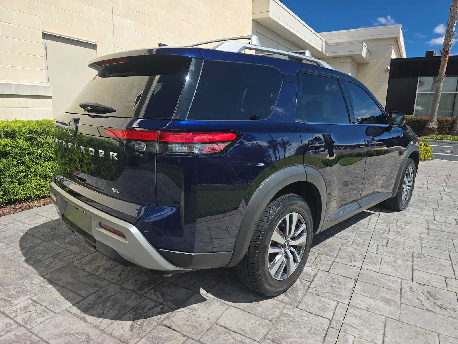 Used 2023 Nissan Pathfinder SL FWD image 3