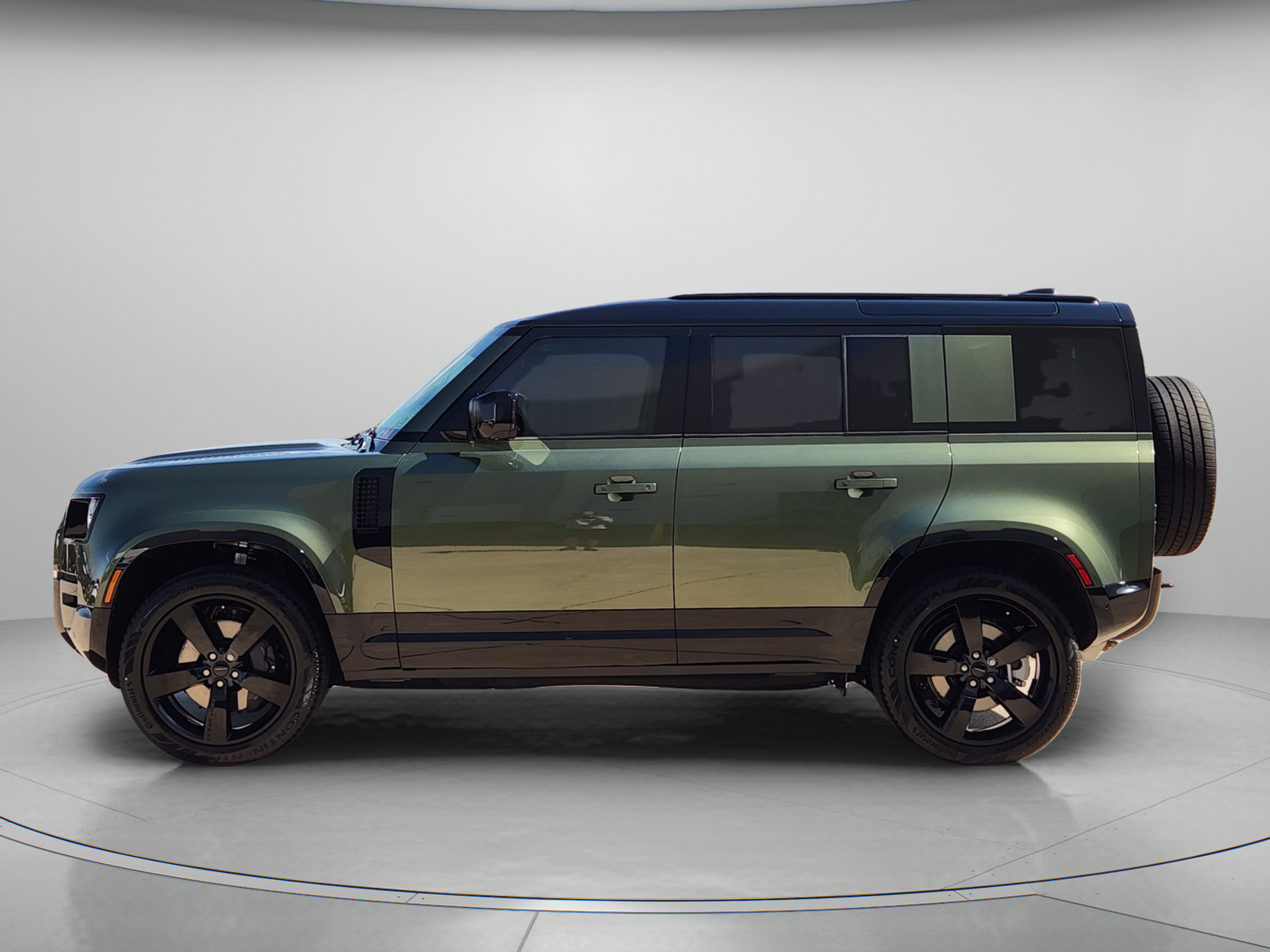 New 2026 Land Rover Defender 110 X-Dynamic SE AWD/4WD image 2