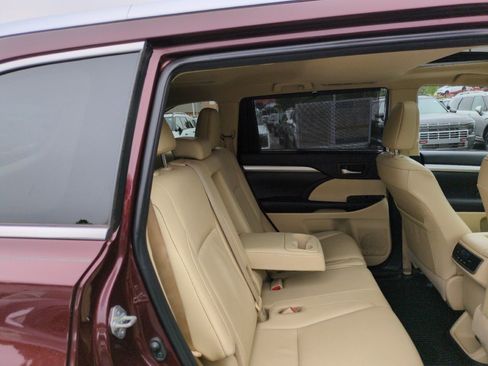 Used 2019 Toyota Highlander XLE FWD image 45