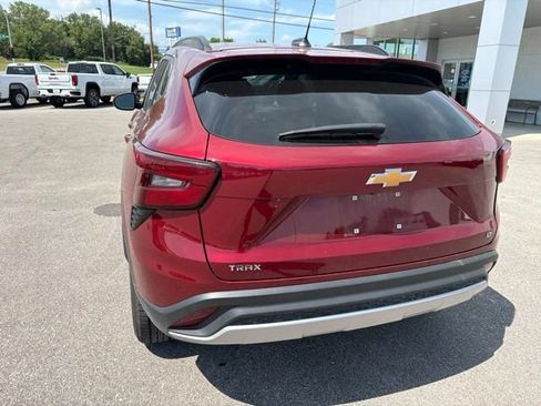 Used 2025 Chevrolet Trax LT FWD image 21
