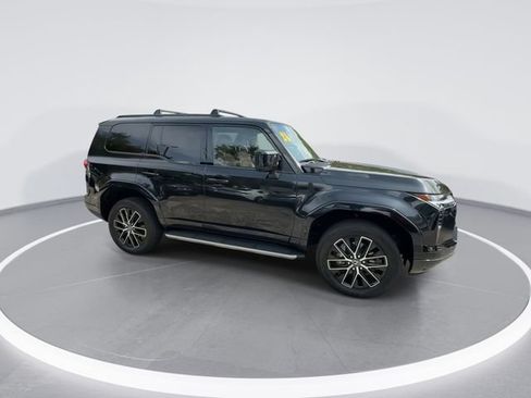 Used 2024 Lexus GX 550 w/ Accessory Package (2T) AWD/4WD image 2