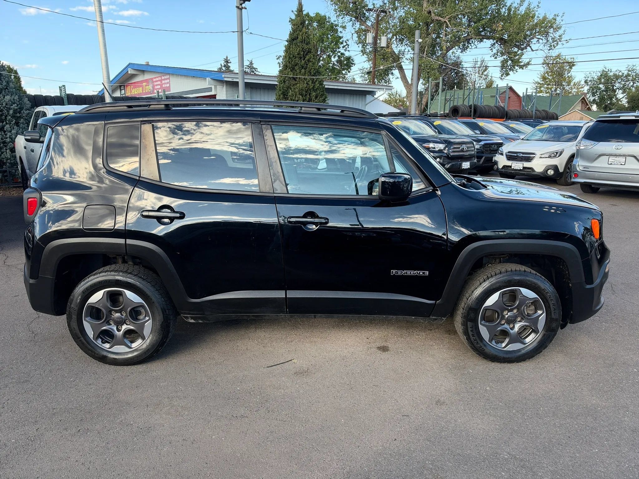 Used 2015 Jeep Renegade Latitude w/ Cold Weather Group II AWD/4WD image 10