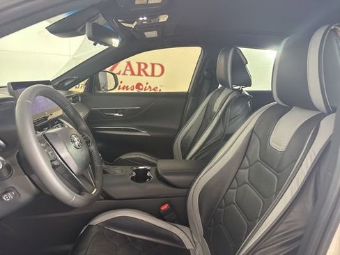 Used 2024 Toyota Venza Limited image 11