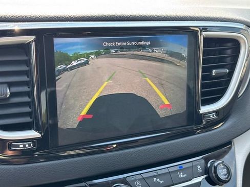 Used 2023 Chrysler Pacifica Touring-L FWD image 33