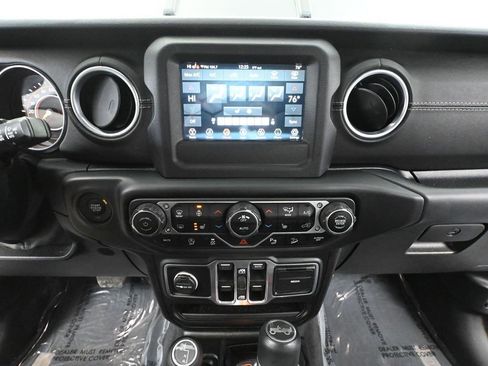 Used 2018 Jeep Wrangler Unlimited Sahara image 34