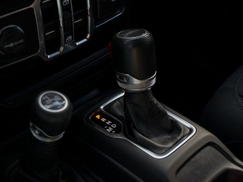 Used 2021 Jeep Gladiator Willys image 16