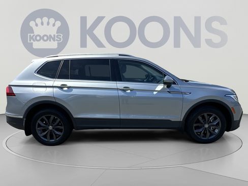 Used 2023 Volkswagen Tiguan SE w/ Panoramic Sunroof Package FWD image 12
