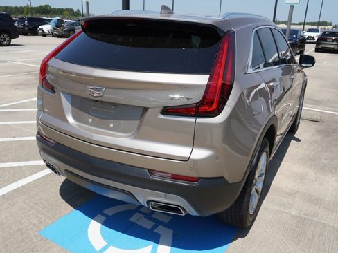 Used 2022 Cadillac XT4 Premium Luxury w/ Enhanced Visibility Package FWD image 7
