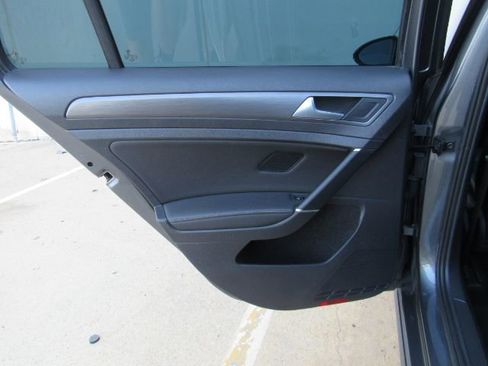 Used 2019 Volkswagen Golf SE image 16