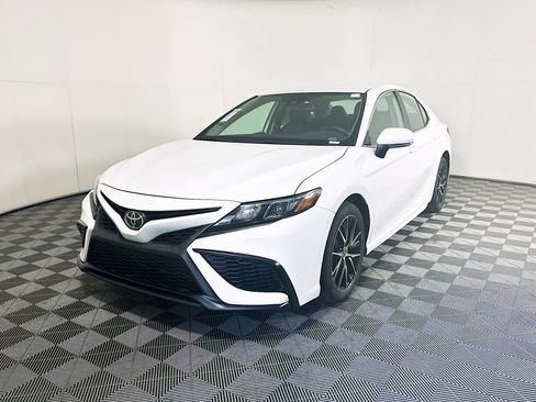 Used 2023 Toyota Camry SE w/ Convenience Package FWD image 7