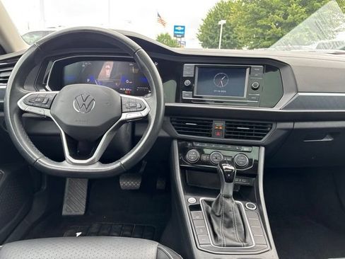 Used 2024 Volkswagen Jetta SE FWD image 16