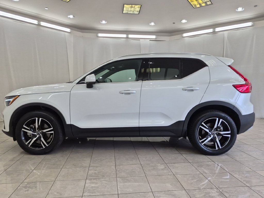 Used 2025 Volvo XC40 B5 Core AWD/4WD image 5