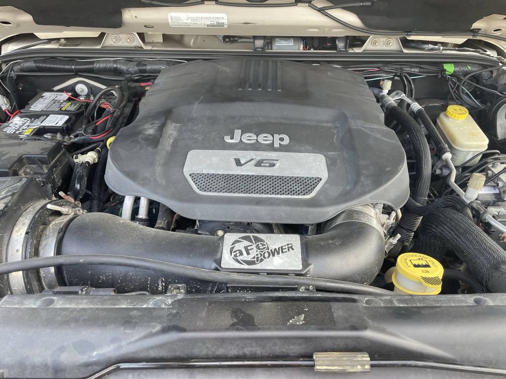 Used 2016 Jeep Wrangler Unlimited Sahara w/ Connectivity Group AWD/4WD image 12