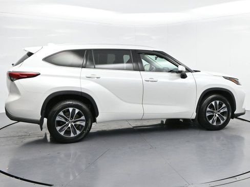Used 2022 Toyota Highlander XLE AWD/4WD image 8