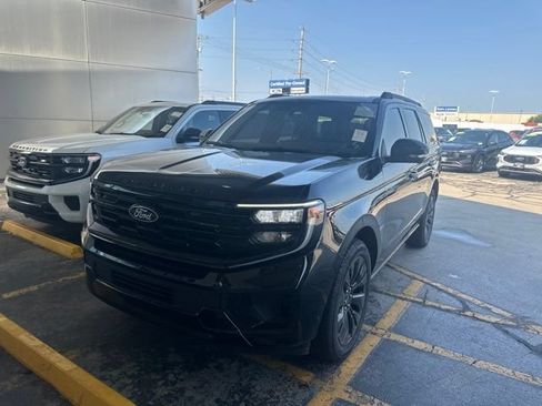 Used 2025 Ford Expedition Platinum w/ Stealth Appearance Package AWD/4WD image 2