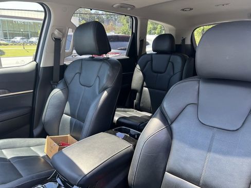 Used 2024 Kia Telluride EX w/ EX Captain's Chair Package FWD image 9
