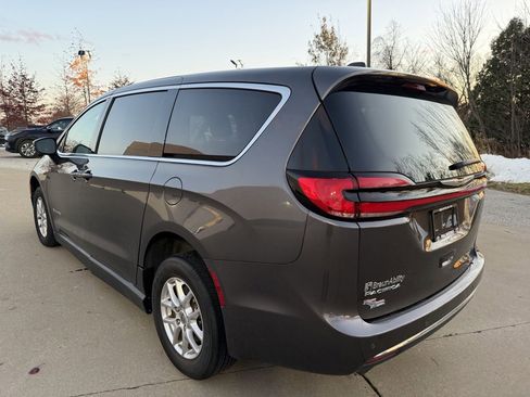 Used 2023 Chrysler Pacifica Touring-L image 3